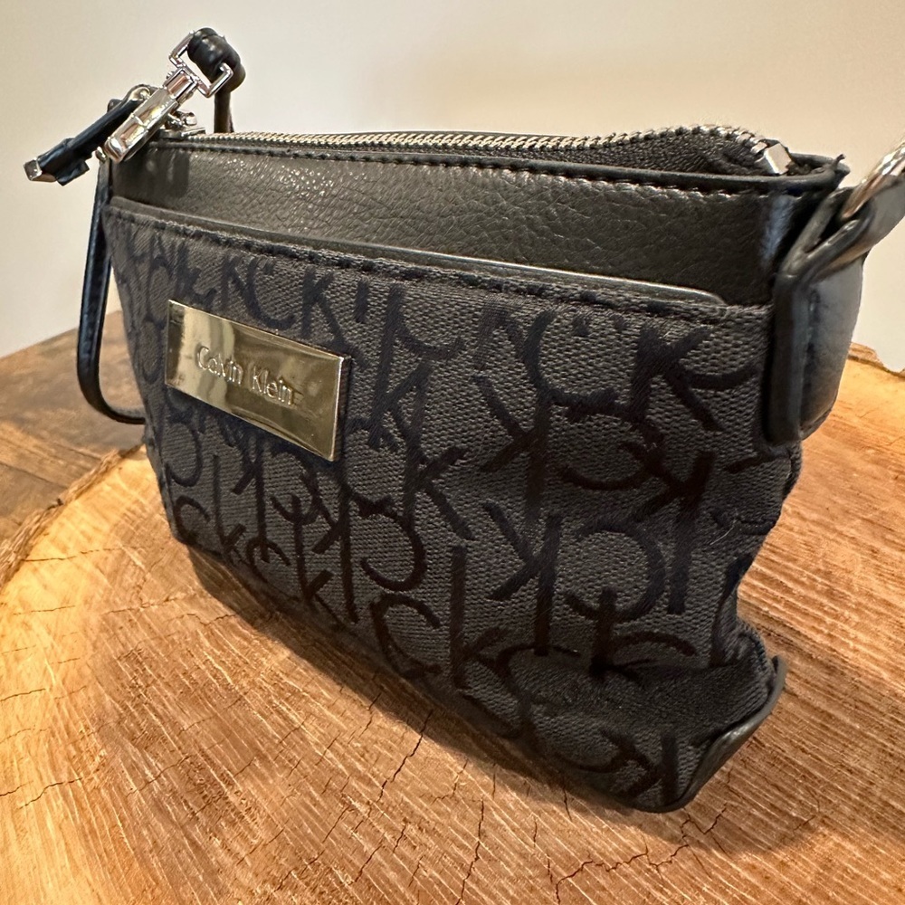Calvin Klein Black Wristlet - Picture 2 of 8